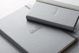 118067C_118567C_118607C_Hardcover Silver_lifestyle