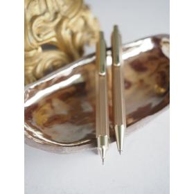 9370C_9360C_Script Ballpoint Pen & Mechanical Pencil Gold_lifestyle 2