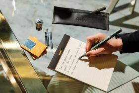 9351C_9376C_Script Fountain Pen Sage_lifestyle 1